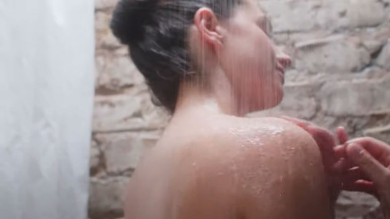 Video: Een vrouw neemt een douche.